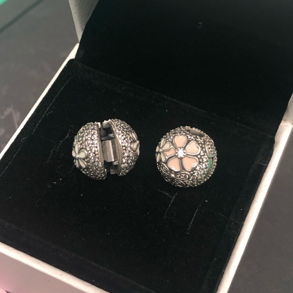 Pandora daisy clips